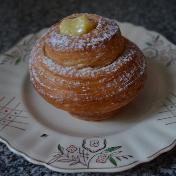 Cruffin relleno de pastelera de naranja