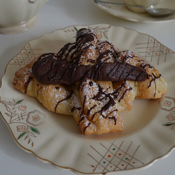 Croissant relleno de crema de avellanas con chocolate.