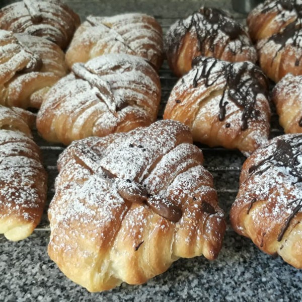 Croissant relleno de crema pastelera de naranja